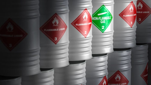 Transporte se sustancias químicas, varios barriles apilados con diferentes etiquetes de sustancia peligrosa XGL